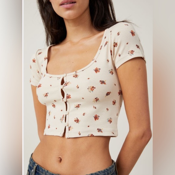 NEW Cotton On Sammie Scoop Neck Short Sleeve Crop Top Women’s size Medium NWT - Picture 2 of 12